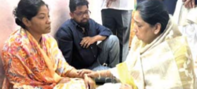 उपमुख्यमंत्री सुनेत्रा पवार यांनी स्वत:चे दु:ख बाजूला ठेवून जाधव कुटुंबीयांचे सांत्वन केले